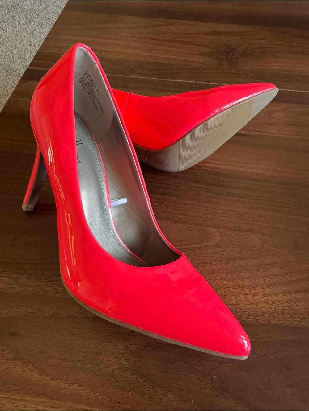 Classic Pointed-Toe Patent Pumps in Bright pink